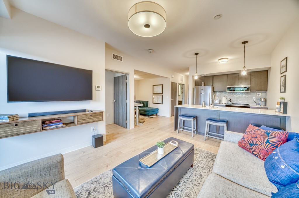 718 W Babcock Street 411