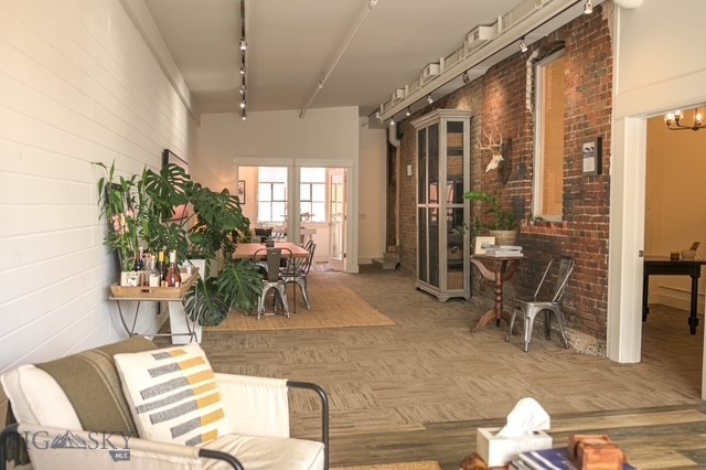 319 E Mendenhall