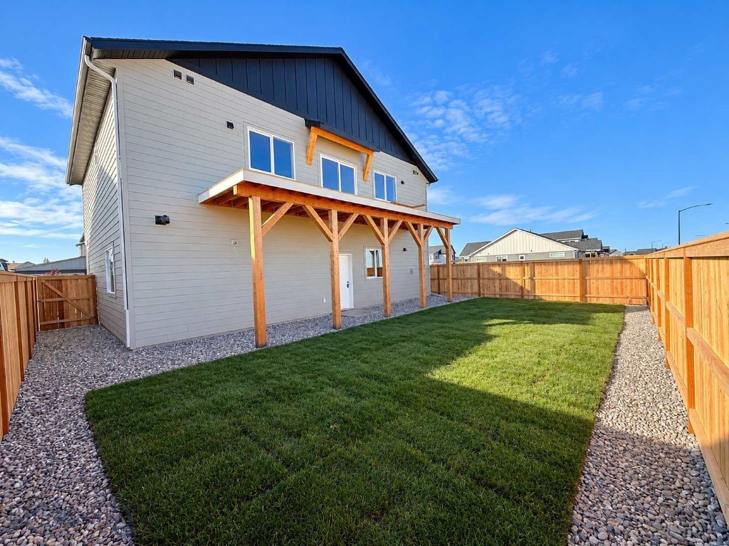 858 Accolade Loop