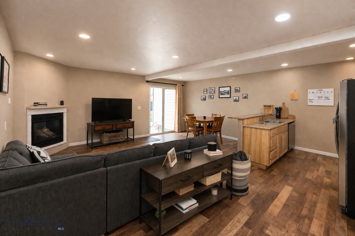 935 Forestglen Drive 3