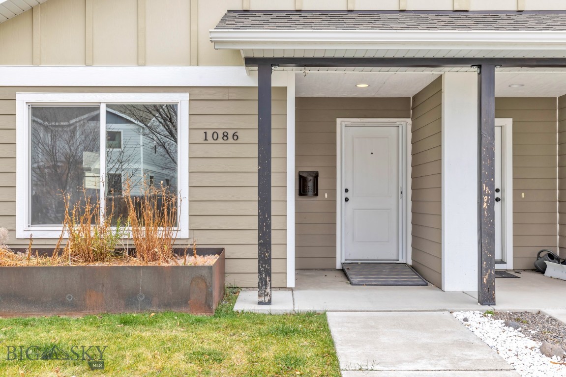 1086 Twin Lakes Avenue