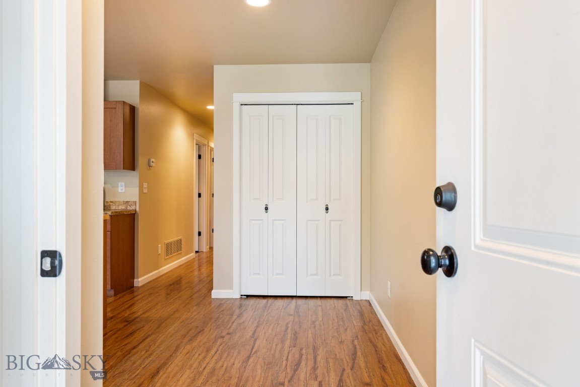 1086 Twin Lakes Avenue