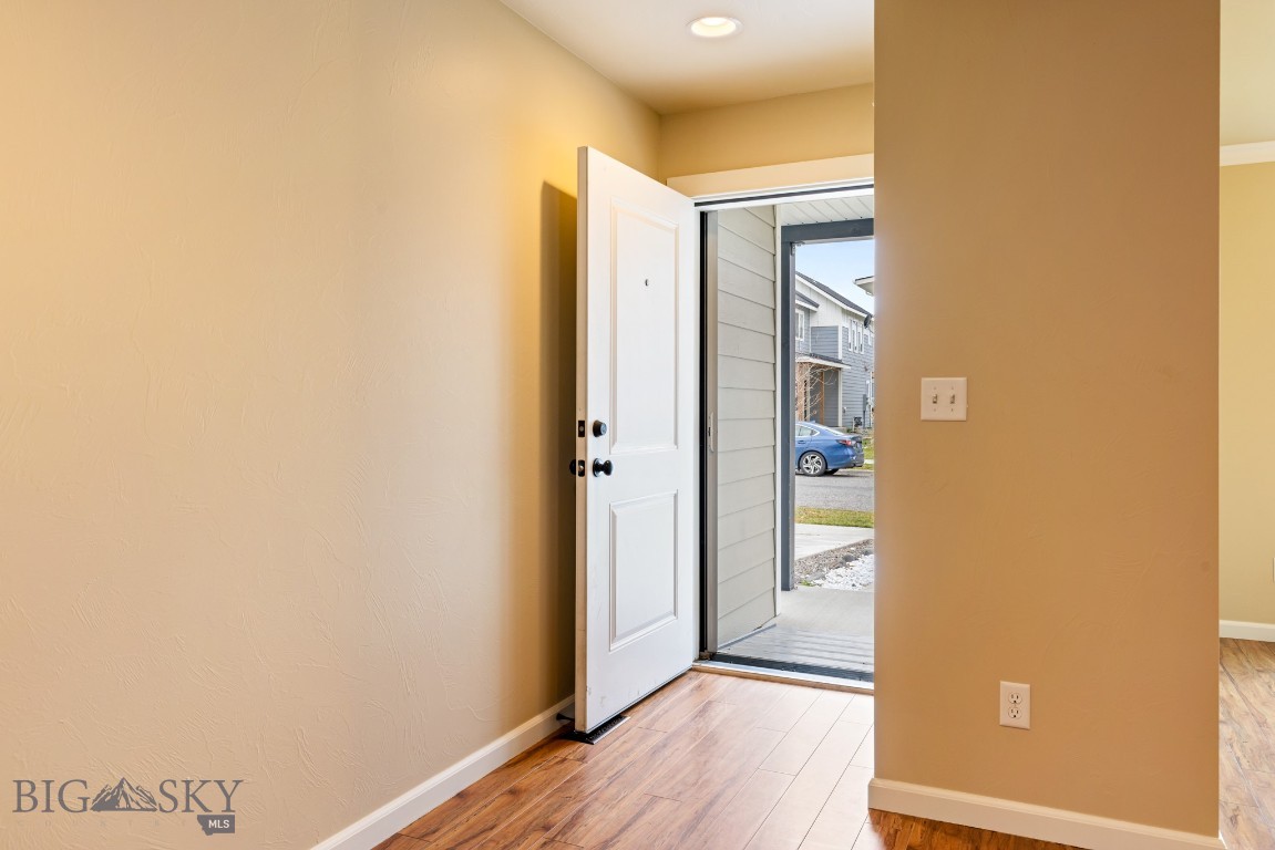 1086 Twin Lakes Avenue