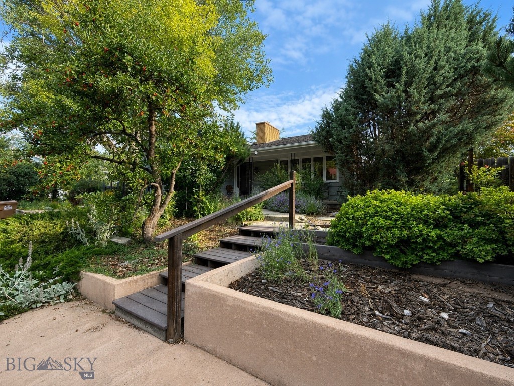 1211 S Black Avenue