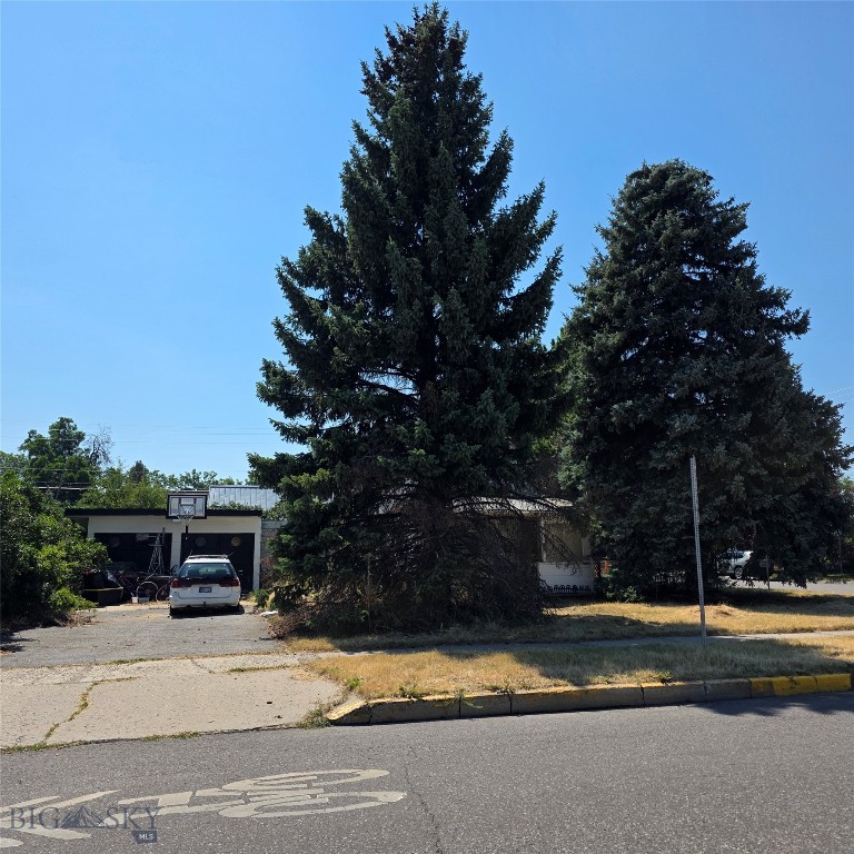924 W Babcock Street