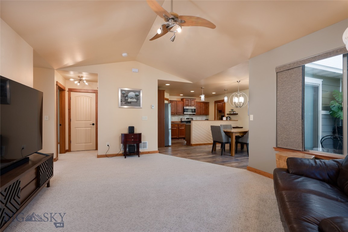 1079 N Cottonwood Road