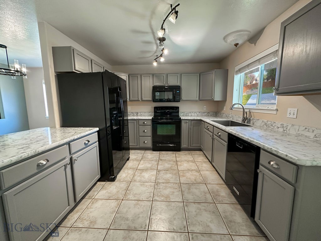 903 Golden Drive W