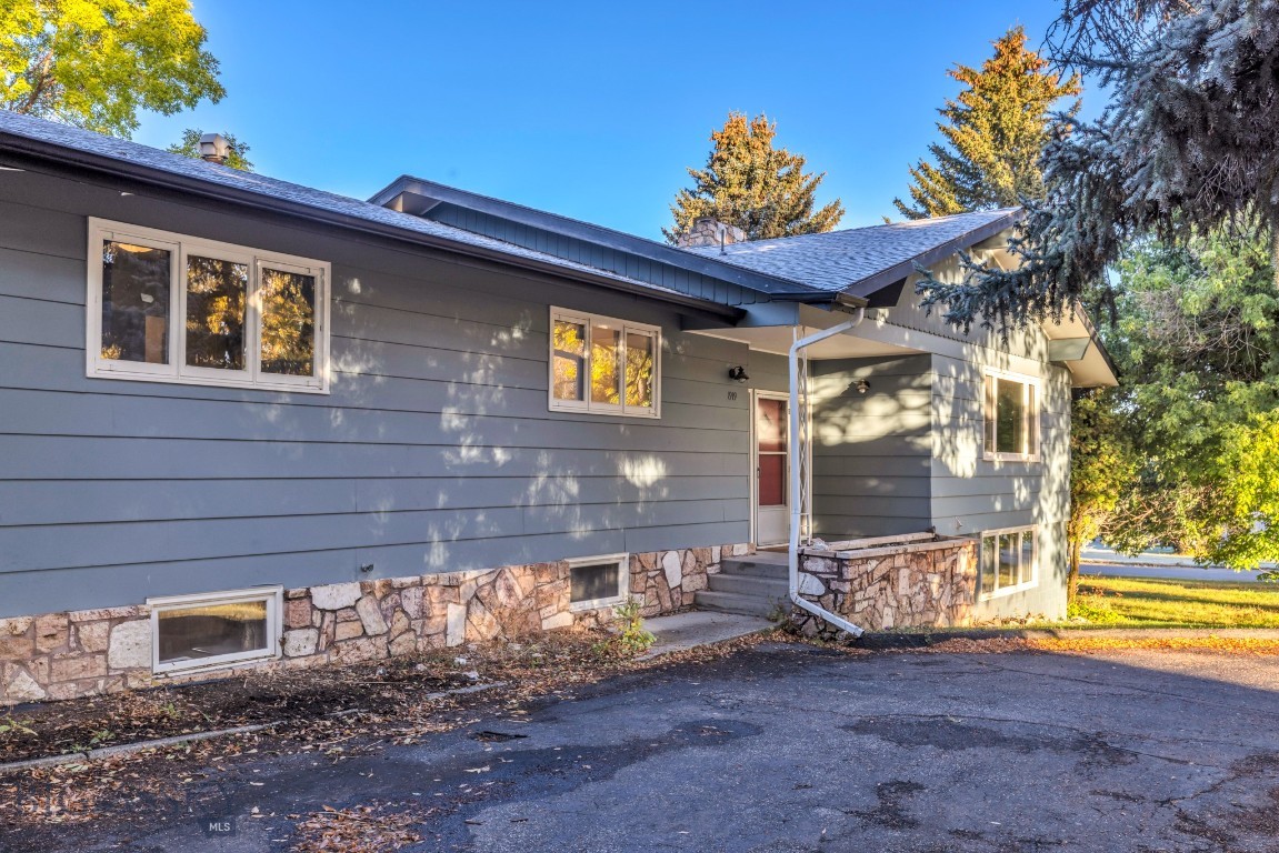 1919 Spring Creek Drive