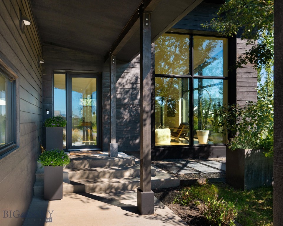 596 Kermodi Street