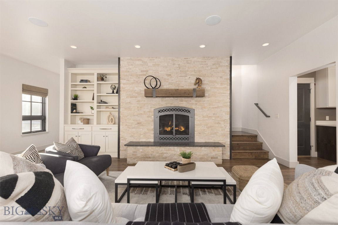 201 & 201 1/2 N Black Avenue